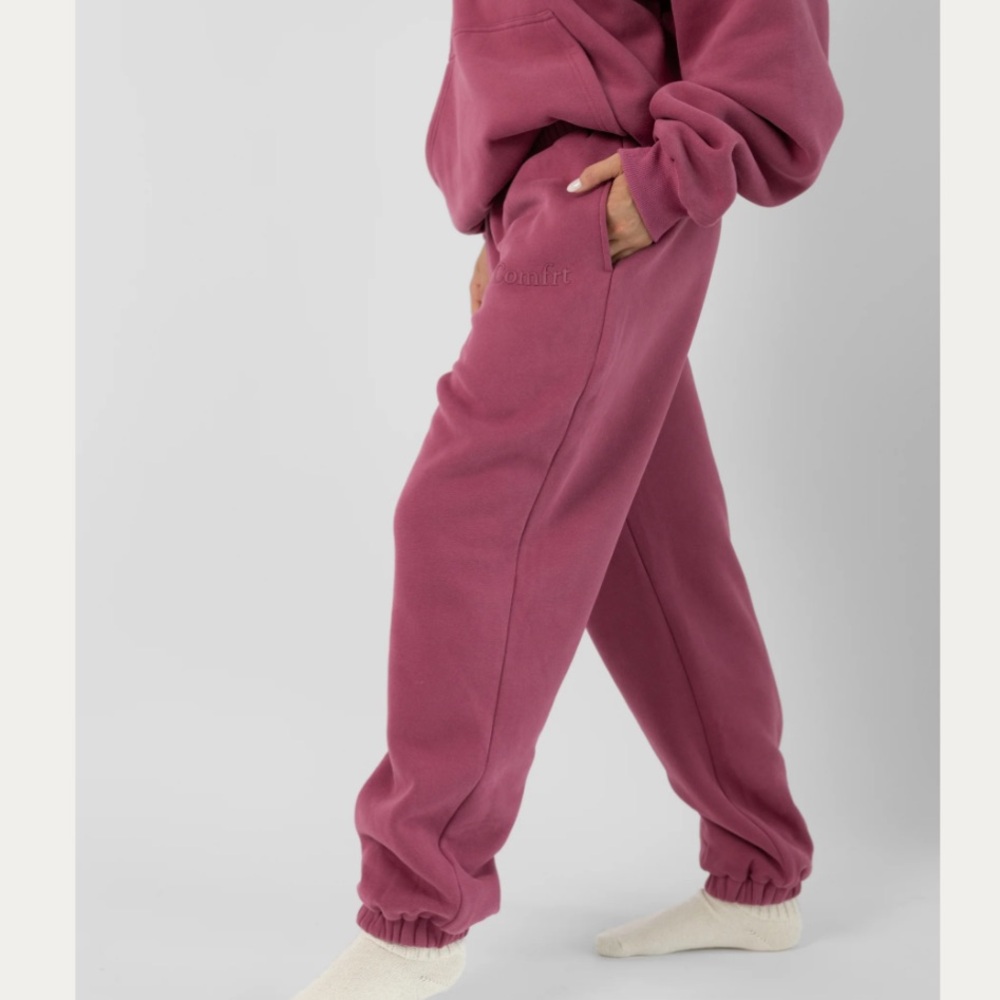 Comfrt Minimalist Sweatpants in Berry